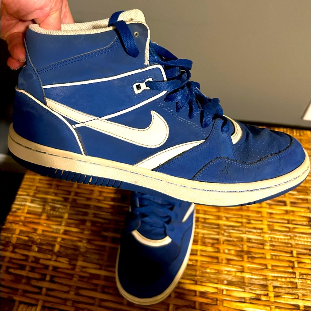 Nike Sky Force size men’s 9 1/2. Blue & white. Great condition! Retro style.